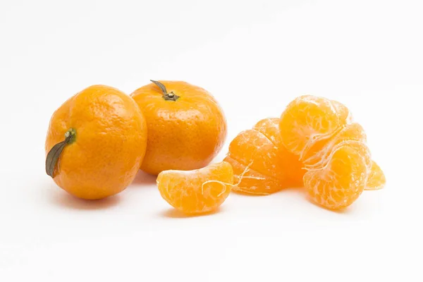 Muchas mandarinas sobre fondo blanco —  Fotos de Stock
