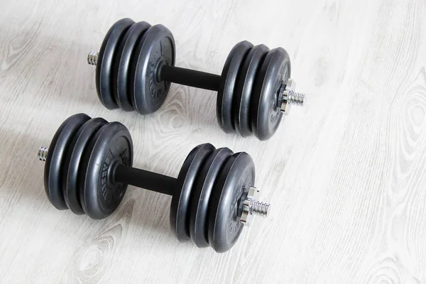 Beyaz arka plan üzerinde ağır siyah halter