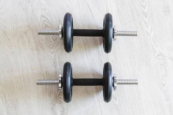 Beyaz arka plan üzerinde ağır siyah halter