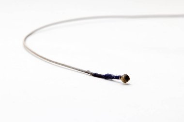 gitar teli beyaz zemin üzerine