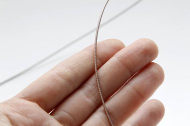 gitar teli beyaz zemin üzerine