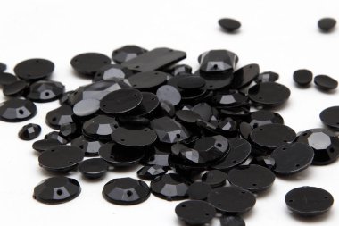 Beyaz bir arka plan üzerinde siyah rhinestones
