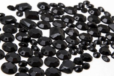 Beyaz bir arka plan üzerinde siyah rhinestones