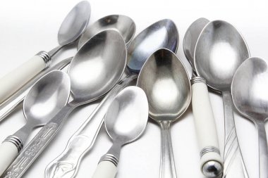 Beyaz arkaplanda metal kaşık