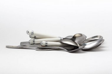 Beyaz arkaplanda metal kaşık