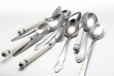 Beyaz arkaplanda metal kaşık