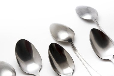Beyaz arkaplanda metal kaşık