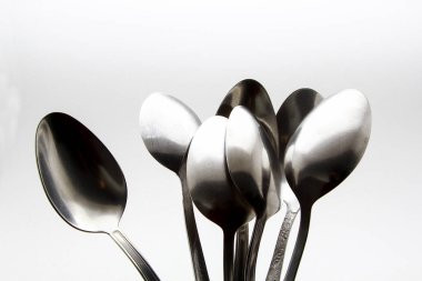 Beyaz arkaplanda metal kaşık