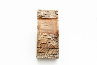 Ahşap beyaz bir arka plan üzerine dilim