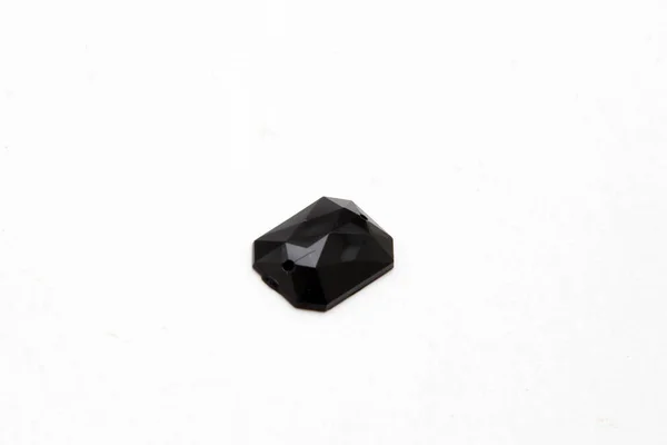 Pedras pretas em um fundo branco — Fotografia de Stock