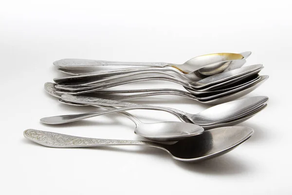 Cucchiaio di metallo su uno sfondo bianco — Foto Stock