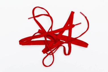 Ayakkabı bağcıklarımı kırmızı