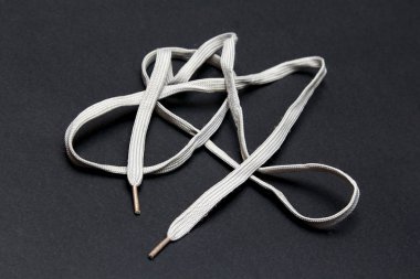 Ayakkabı bağcıklarımı kırmızı