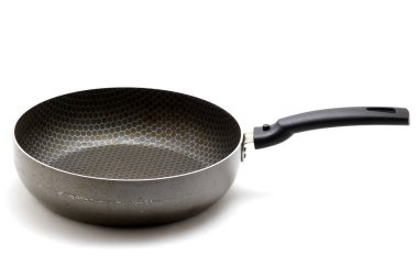 Beyaz bir arka plan üzerinde yapışmaz kaplama ile kızartma tavası