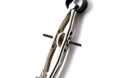 beyaz zemin üzerinde çizim pusula