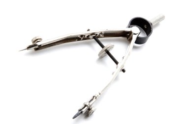 beyaz zemin üzerinde çizim pusula