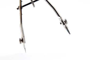 beyaz zemin üzerinde çizim pusula