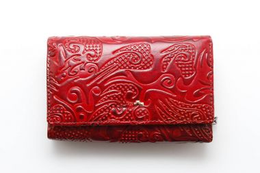 Beyaz bir arka plan üzerinde paslı metal bir kutu