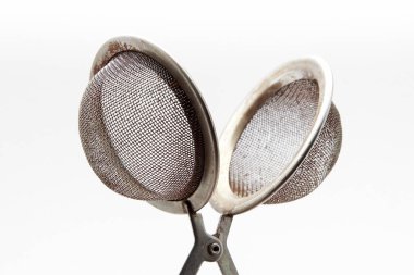 beyaz zemin üzerine çay süzgeci