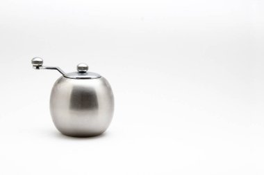 Metal tuzluk beyaz arka plan üzerinde