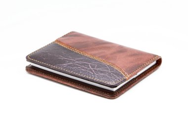 Beyaz zemin üzerinde bir deri kapağı Not Defteri'nde