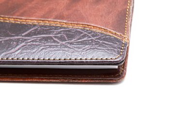 Beyaz zemin üzerinde bir deri kapağı Not Defteri'nde