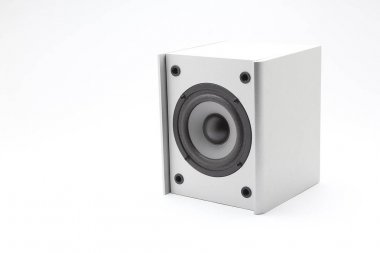 Beyaz bir arka plan üzerinde hoparlörler stereo sistemi