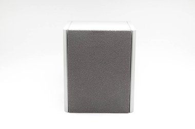 Beyaz bir arka plan üzerinde hoparlörler stereo sistemi