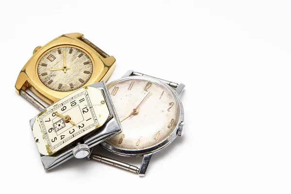 Vecchio orologio da polso su sfondo bianco — Foto Stock