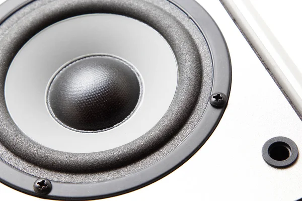 Beyaz bir arka plan üzerinde hoparlörler stereo sistemi