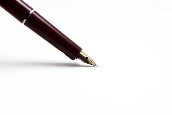 Фонтанна ручка на білому тлі Ліцензійні Стокові Зображення