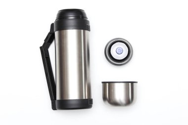 Termos beyaz zemin üzerine sıcak içecekler için