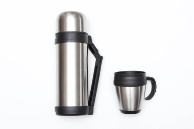 Termos beyaz zemin üzerine sıcak içecekler için