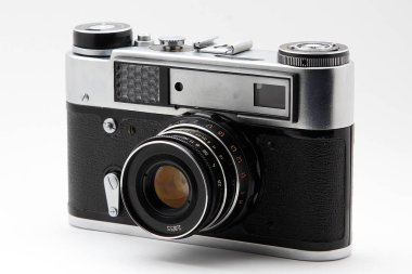 Film fotoğraf makinesi beyaz arka plan üzerinde