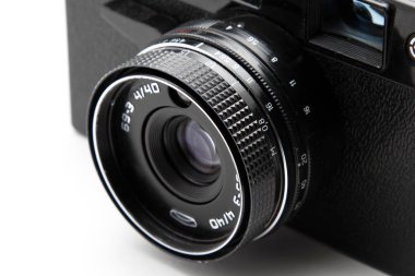 Film fotoğraf makinesi beyaz arka plan üzerinde