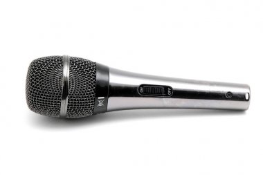 Beyaz bir arka plan üzerinde yeni mikrofon