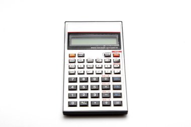 Beyaz bir arka plan üzerinde dijital hesap makinesi