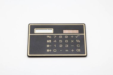 Beyaz bir arka plan üzerinde dijital hesap makinesi