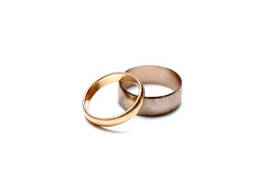 Beyaz arkaplanda altın alyanslar