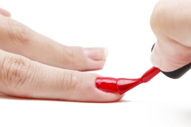 Tırnak beyaz zemin üzerine kırmızı oje uygulamak