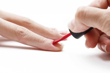 Tırnak beyaz zemin üzerine kırmızı oje uygulamak