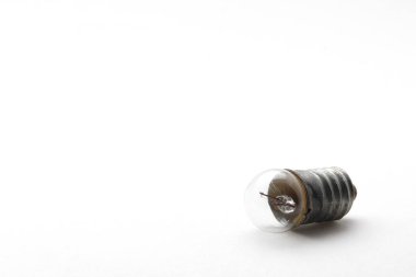 Beyaz zemin üzerinde bir küçük filaman lambası