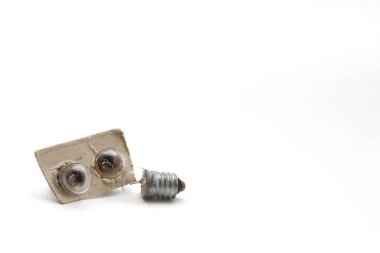 Beyaz zemin üzerinde bir küçük filaman lambası