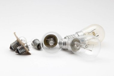 Beyaz zemin üzerinde bir küçük filaman lambası