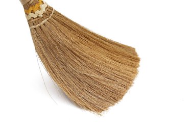 Beyaz arka plan üzerinde küçük bir süpürge