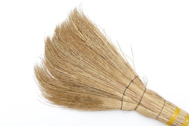 Beyaz arka plan üzerinde küçük bir süpürge