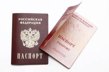 Beyaz bir arka plan üzerinde Rusya Federasyonu pasaportu