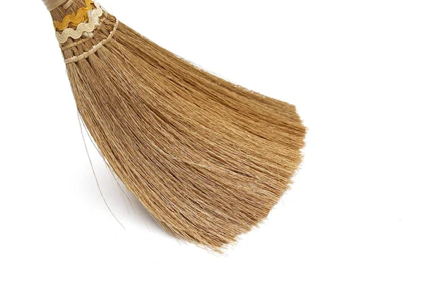 Beyaz arka plan üzerinde küçük bir süpürge