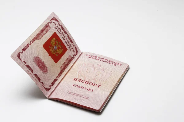 俄罗斯联邦在白色背景上的护照 — 图库照片