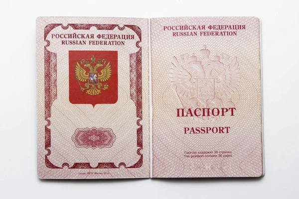Beyaz bir arka plan üzerinde Rusya Federasyonu pasaportu